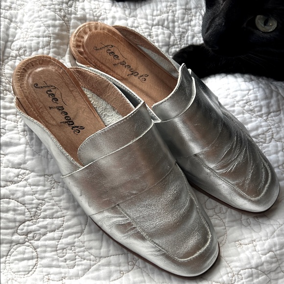 Free People At Ease Leather Silver Metallic Mule Flat Slip-On Shoe Sz 38/US 8 - Picture 1 of 5